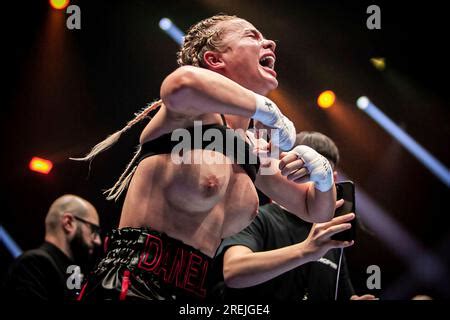 hemsley boxing celebration|Boxer Daniella Hemsley celebrates win by flashing crowd